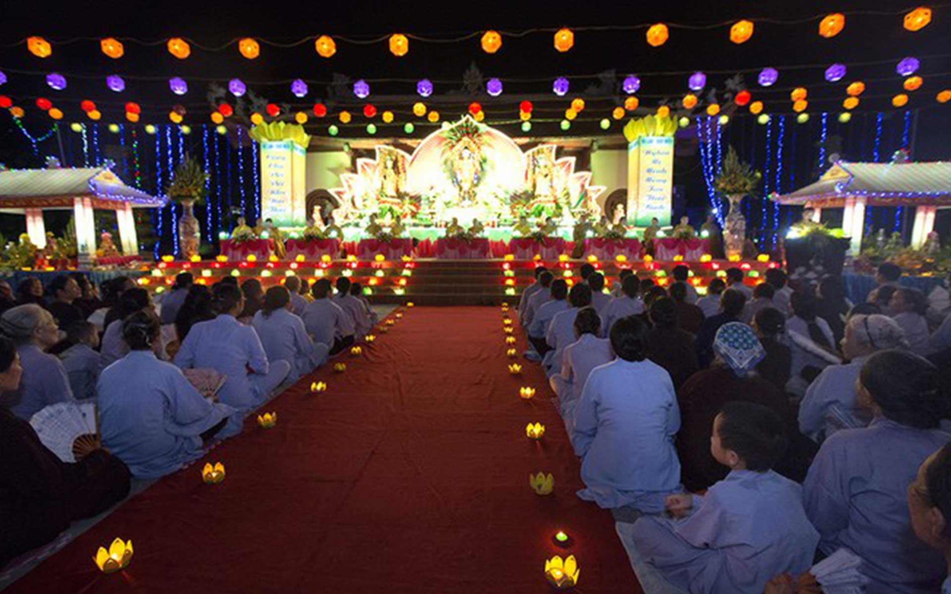 Đi chùa cầu nguyện cho ông bà, cha mẹ vào ngày lễ Vu Lan.