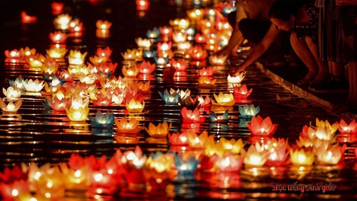 Thả đèn hoa đăng trên sông vào ngày lễ Vu Lan. 